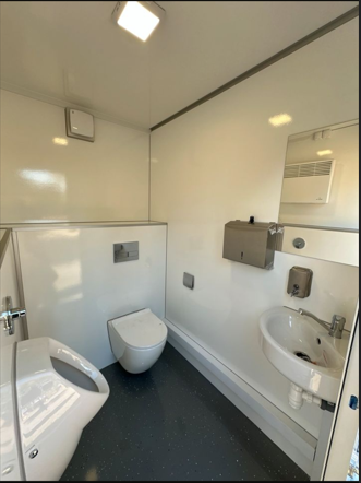 Innenansicht des hellen, sauberen WC-Anhängers – Platzhalter